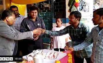 রাস্তায় নেমে সবাইকে ডেকে ডেকে স্পেশাল চা খাওয়ালেন ওঁরা রাস্তায় নেমে সবাইকে ডেকে ডেকে স্পেশাল চা খাওয়ালেন ওঁরা/The News বাংলা